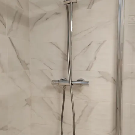 Superbe Plein Centre Climatise Direct Aeroport Via Tram Frühstückspension