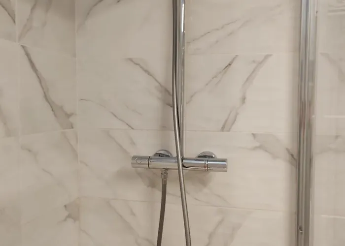 Superbe Plein Centre Climatise Direct Aeroport Via Tram Frühstückspension